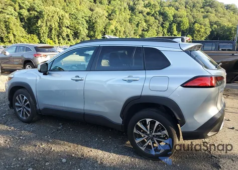 2022 Toyota Corolla Cross Xle z USA, uszkodzony, nr VIN 7MUDAAAG5NV013353